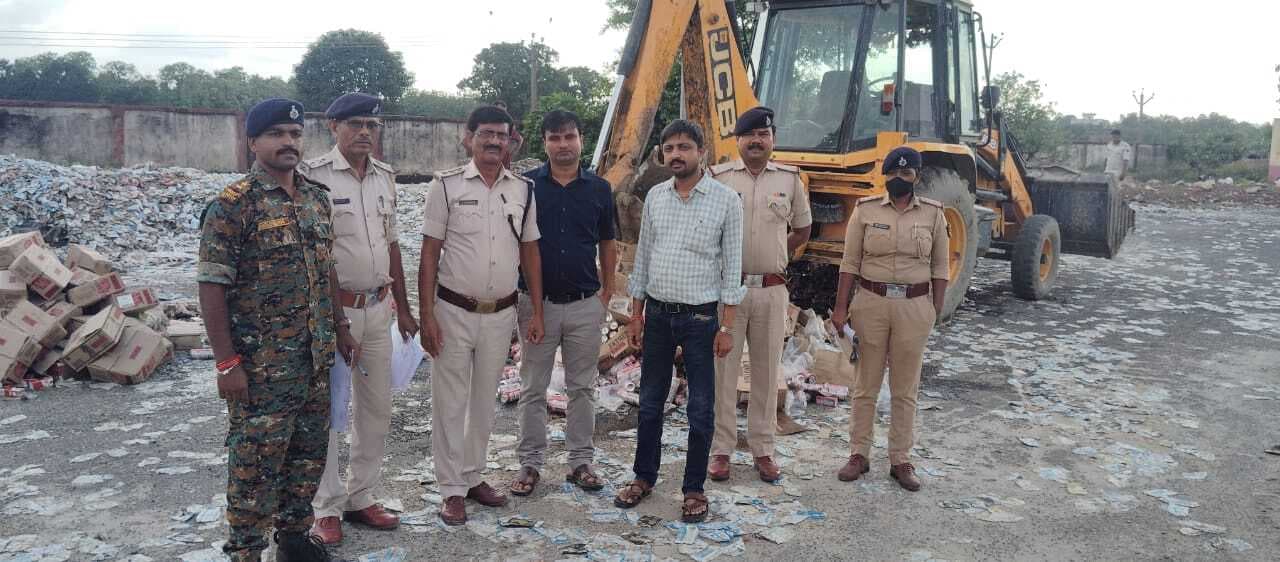 बलथरी चेकपोस्ट पर जेसीबी से लाखों की शराब की गयी नष्ट