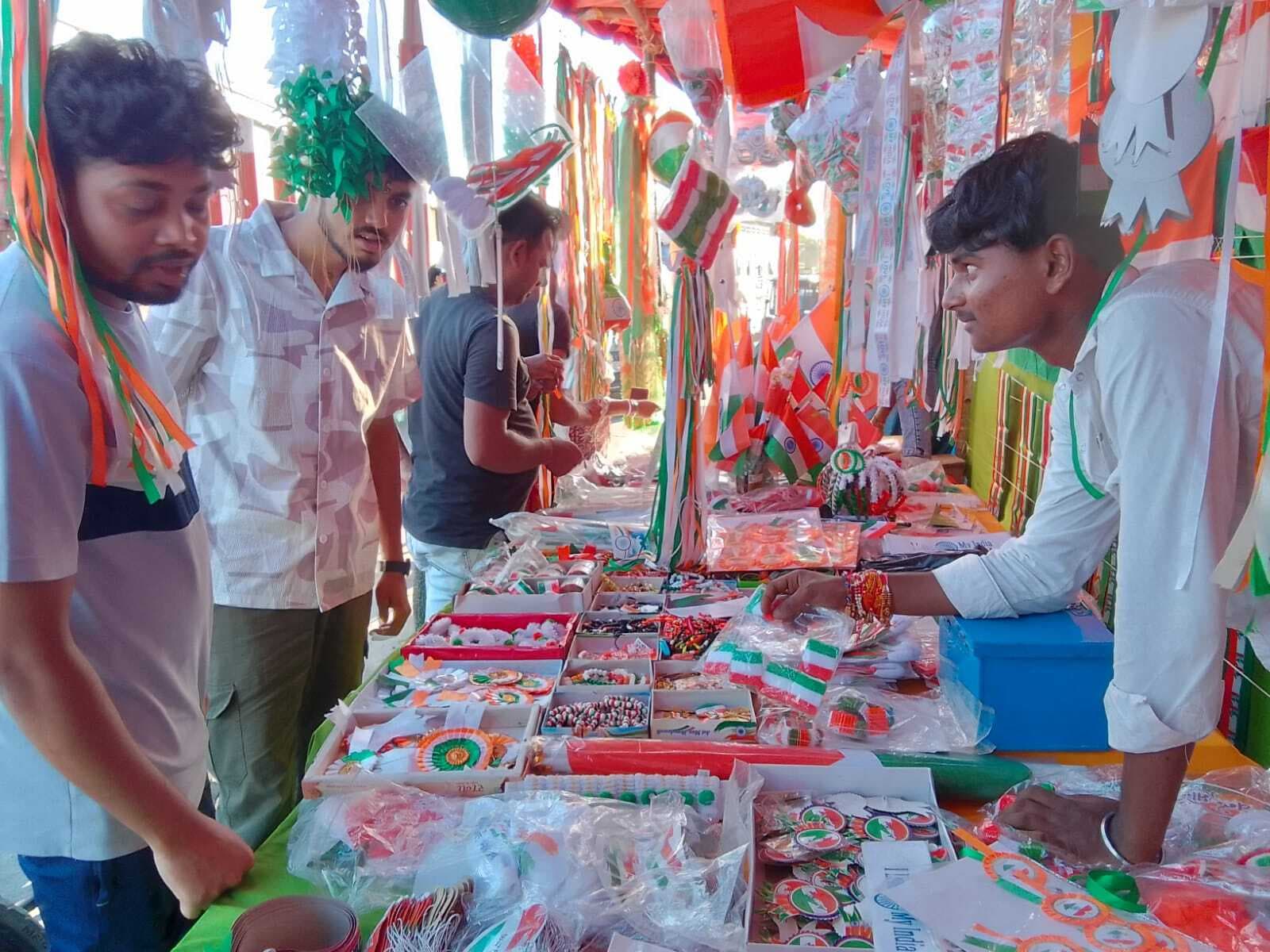 स्वतंत्रता दिवस को लेकर लोगों में उत्साह, बाजारों में दिखी चहल-पहल