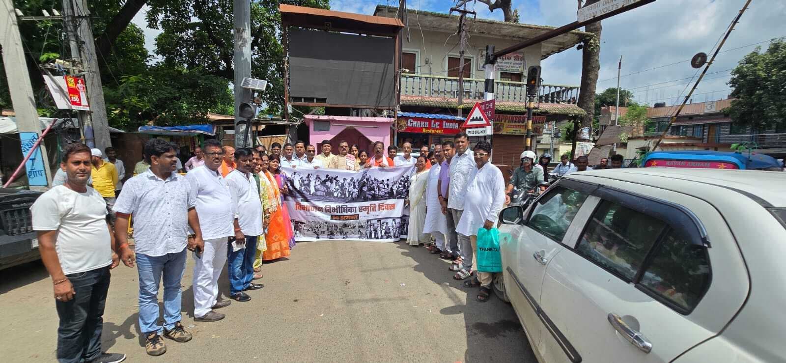 आजादी की खुशी के साथ बंटवारे का दर्द मिला, लाखों लोग विस्थापित हुए और जान भी गंवायी