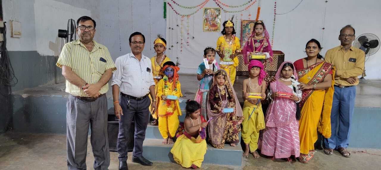 राधा-कृष्ण के परिधान में सजे एसीसी स्कूल के बच्चे