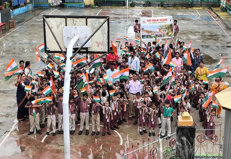 Giridih News: डीएवी सीसीएल के बच्चों ने तिरंगा यात्रा में लिया भाग
