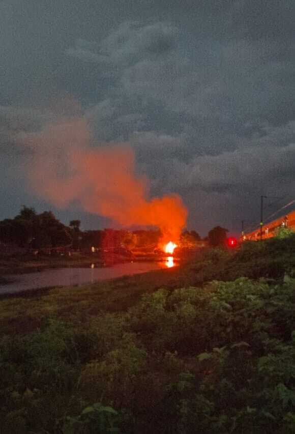 गैस सिलेण्डर में लगी आग से दो परिवारों का घर जला