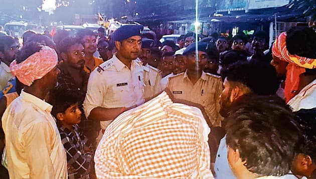 Gopalganj News : विजयीपुर में करेंट से झुलसी महिला ने तोड़ा दम, सड़क पर शव रख नाराज ग्रामीणों ने किया जाम