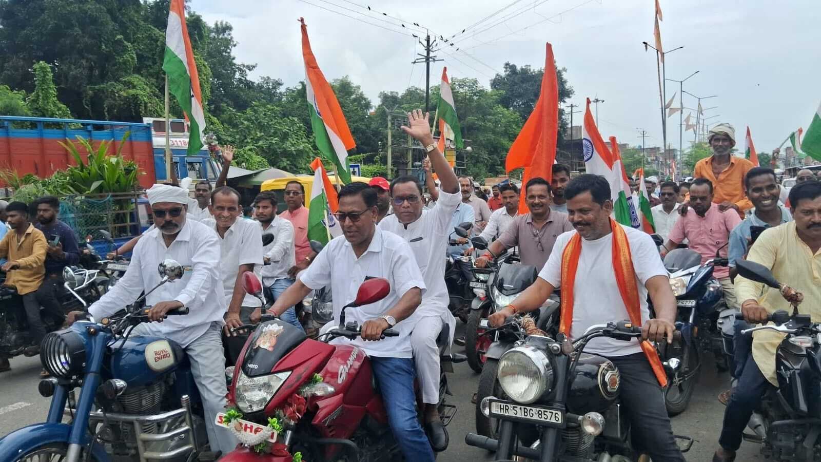 Giridih News: भाजपा के तिरंगा यात्रा में शामिल हुए विधायक