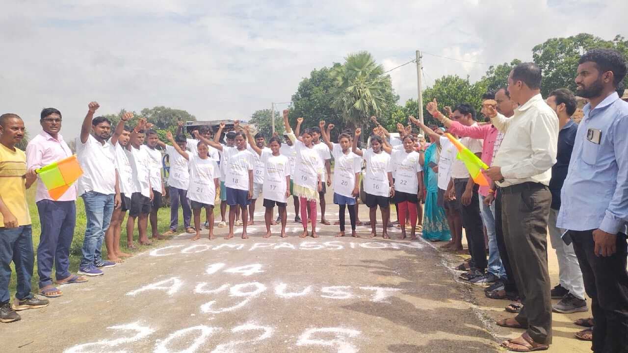 Giridih News: बाल मित्र ग्राम चौकी में दौड़ प्रतियोगिता का आयोजन