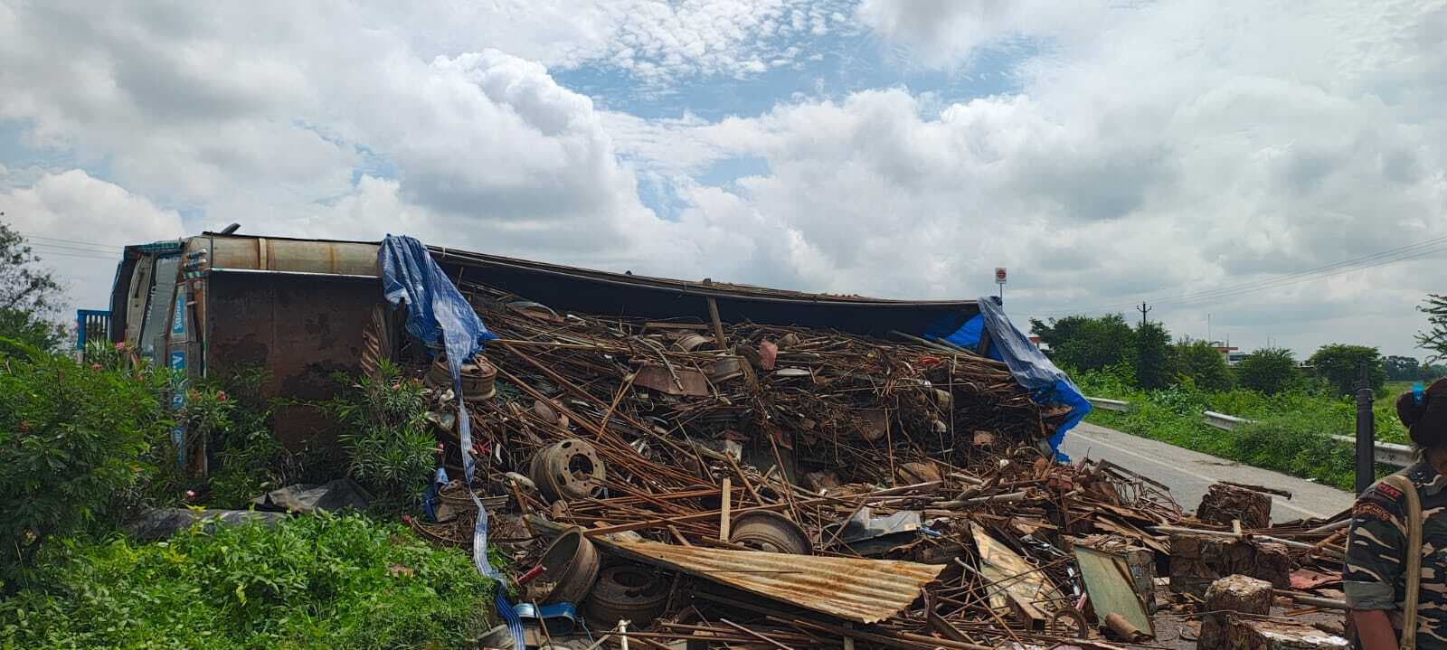 Darbhanga News: हरियाणा जा रहा ट्रक फोरलेन पर पलटा, एक लेन से आवागमन बाधित