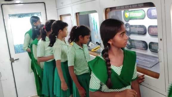 चलंत विज्ञान प्रदर्शनी देख रोमांचित हुईं छात्राएं