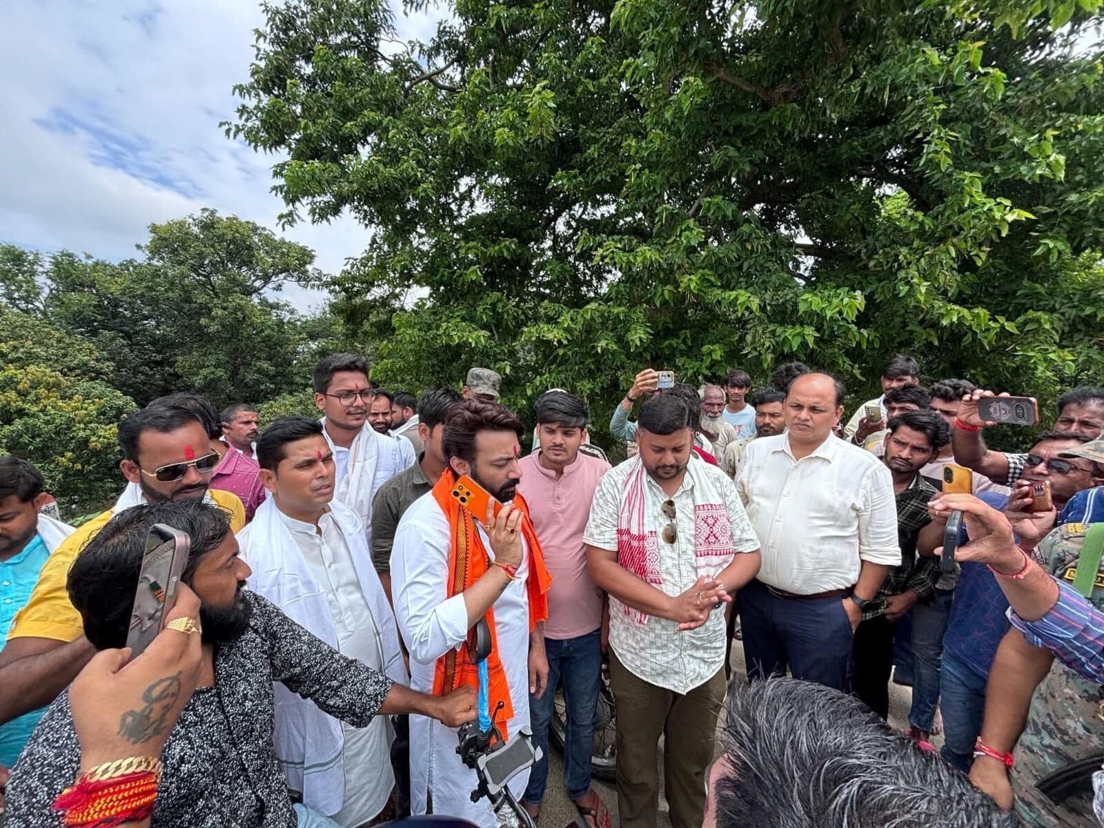 सांसद ने बाढ़ प्रभावित इलाके का किया दौरा, समाधान का दिया आश्वासन