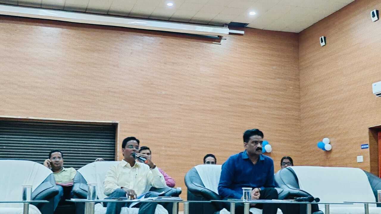 Darbhanga News: तीन दिनों के अंदर 80 फीसदी मतदाताओं का पुनरीक्षण कार्य करें पूरा : डीएम