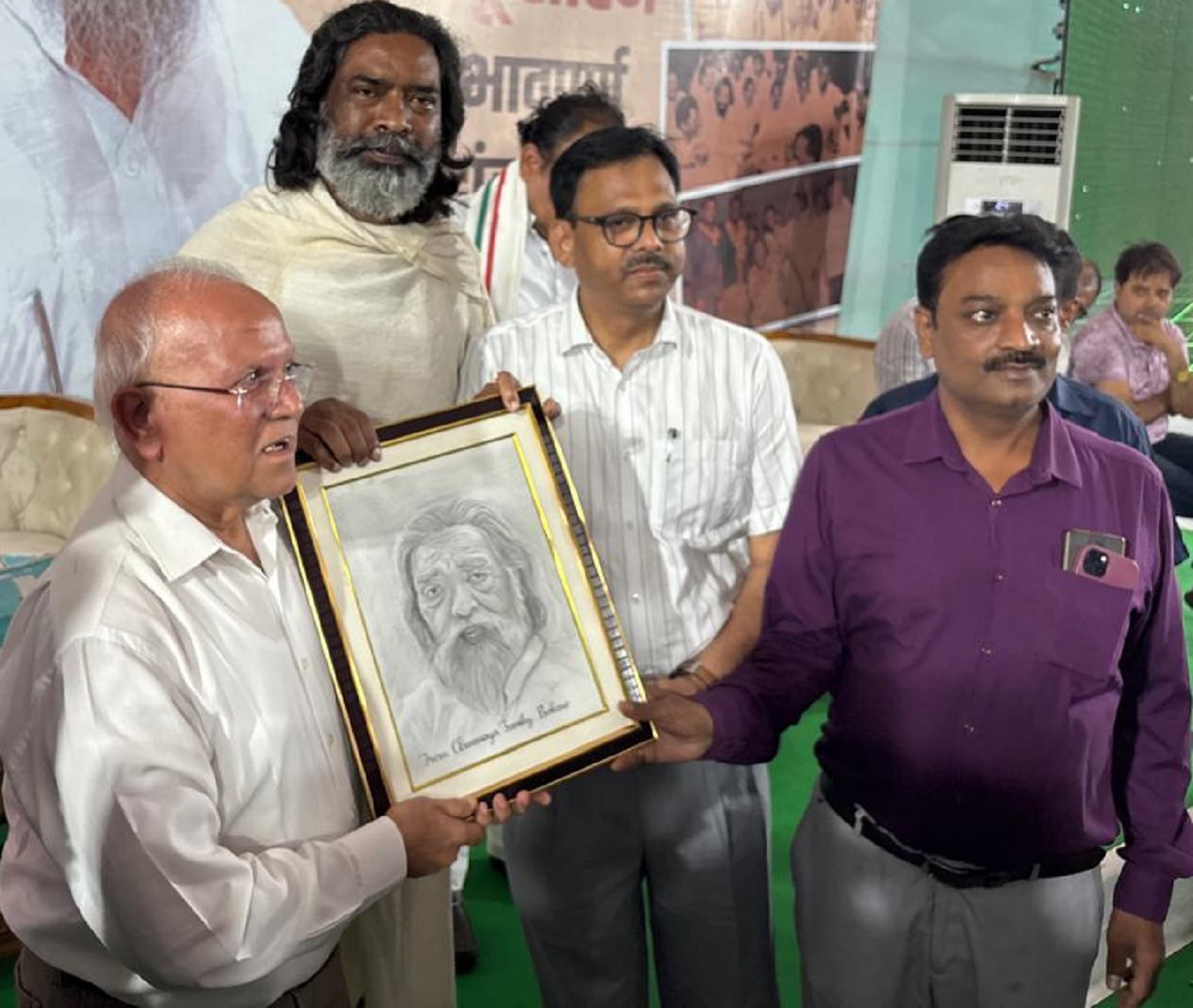 Bokaro News : नेमरा में सीएम से मिला चिन्मय विद्यालय परिवार, दिशोम गुरु के निधन पर जताया शोक