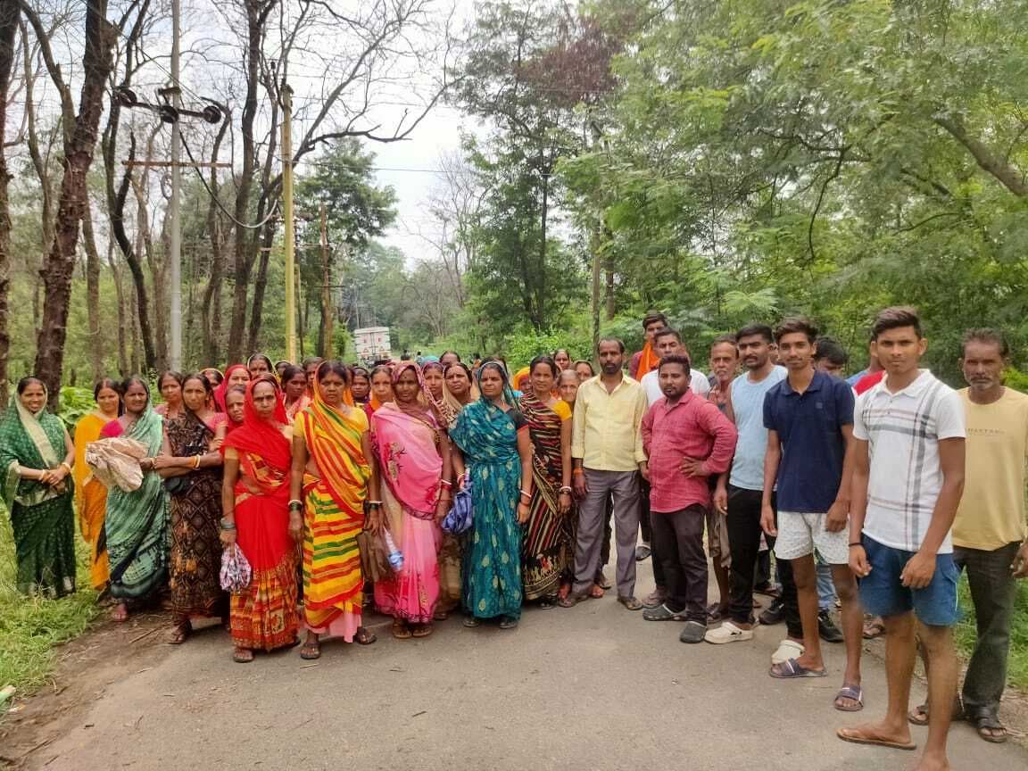 Bokaro News : ट्रांसफॉर्मर नहीं लगने के विरोध में ग्रामीणों ने स्वांग मैगजीन पथ किया जाम