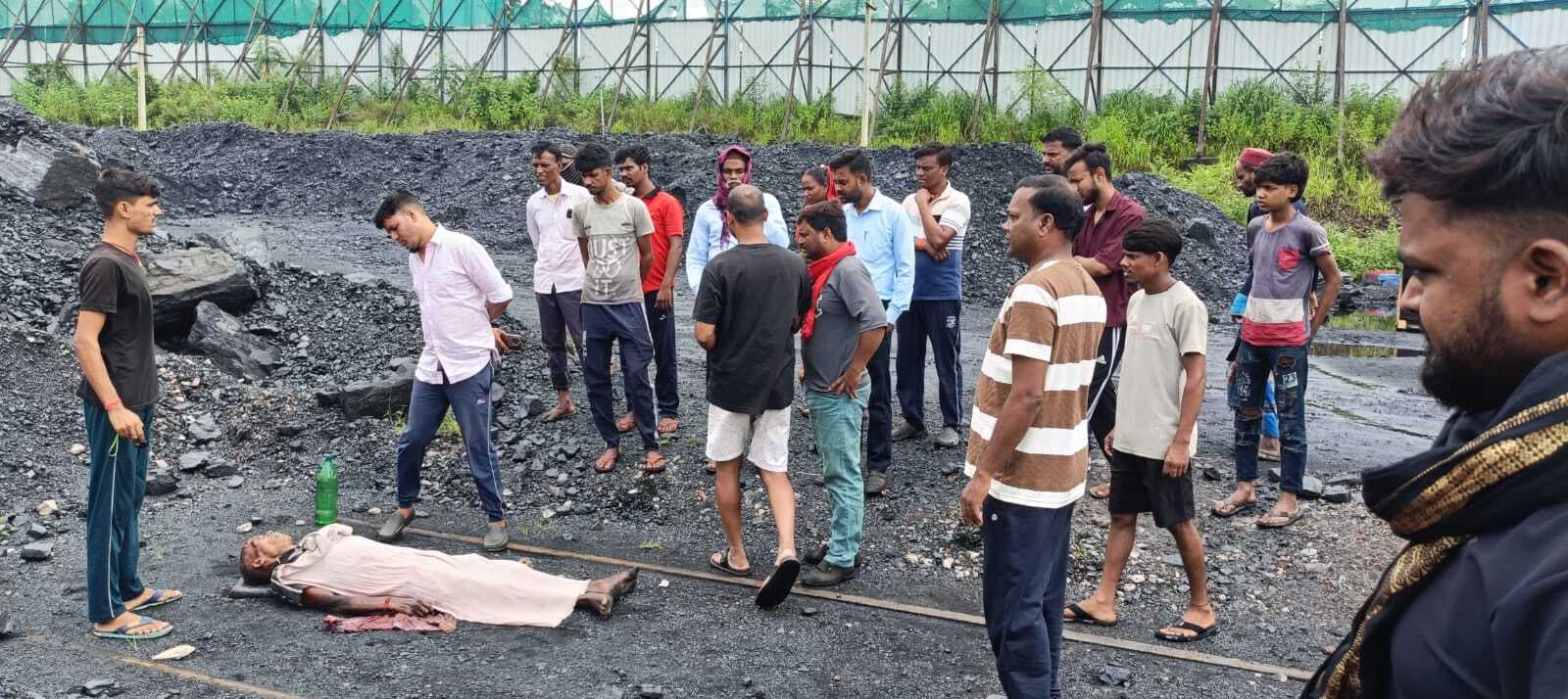 Bokaro News : ट्रेन की चपेट में आने से व्यापारी व दो बैलों की मौत