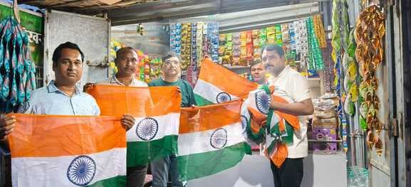 हर घर तिरंगा अभियान के तहत ग्रामीणों के बीच झंडा वितरित
