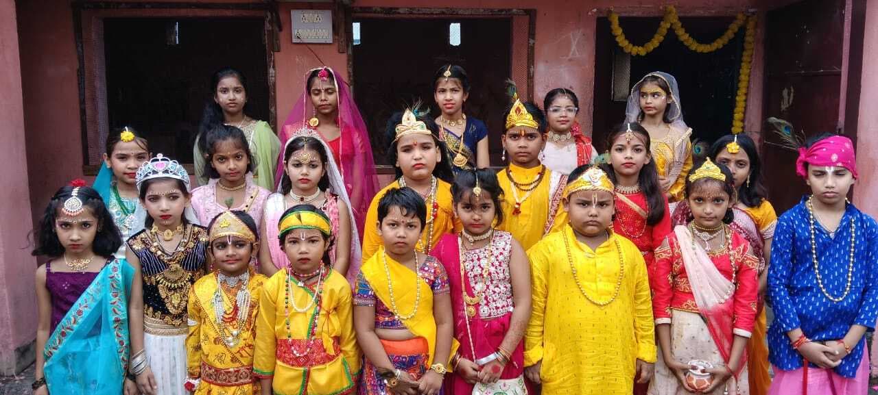 राधा-कृष्ण के रूप में नन्हें-मुन्ने बच्चों ने मोहा मन