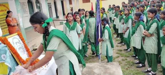 दिशोम गुरु को बालिका उच्च विद्यालय में दी गयी श्रद्धांजलि