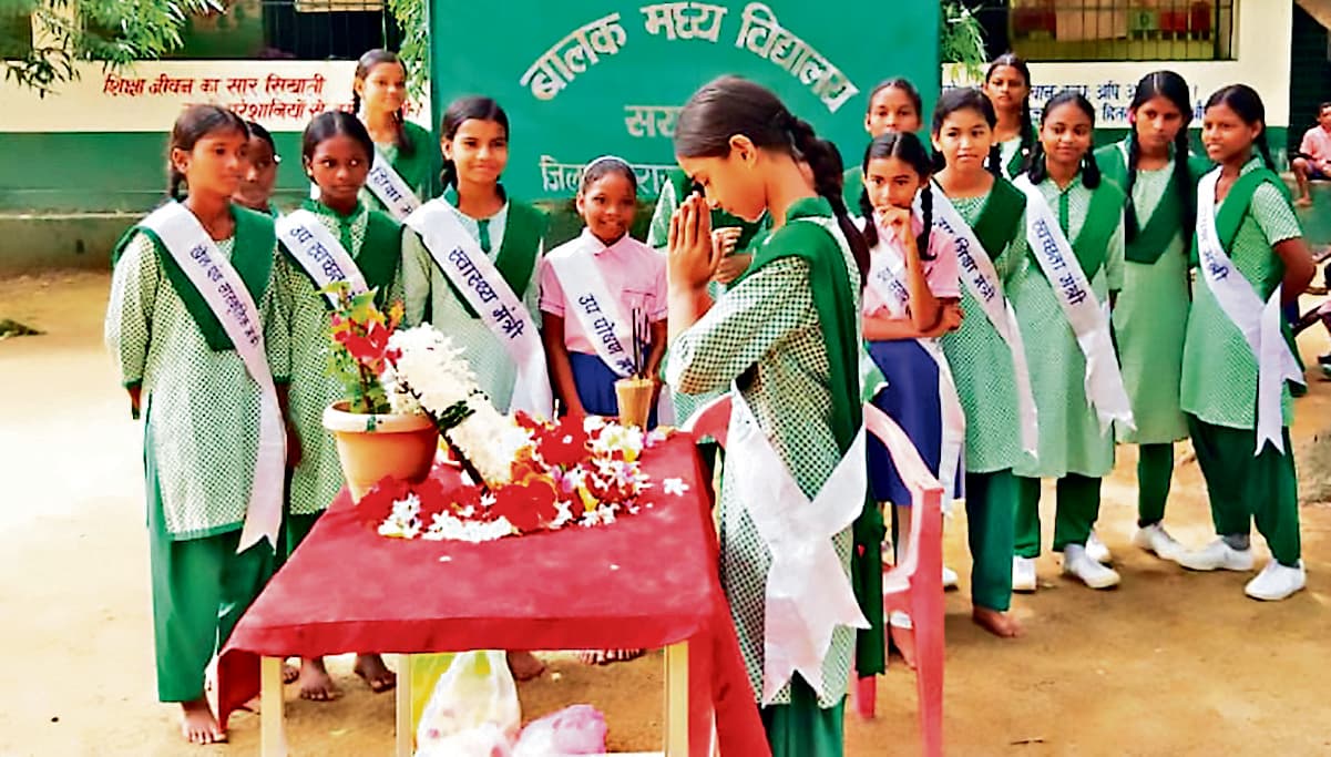 Seraikela Kharsawan News : विद्यार्थियों ने दिशोम गुरु शिबू सोरेन को दी श्रद्धांजलि