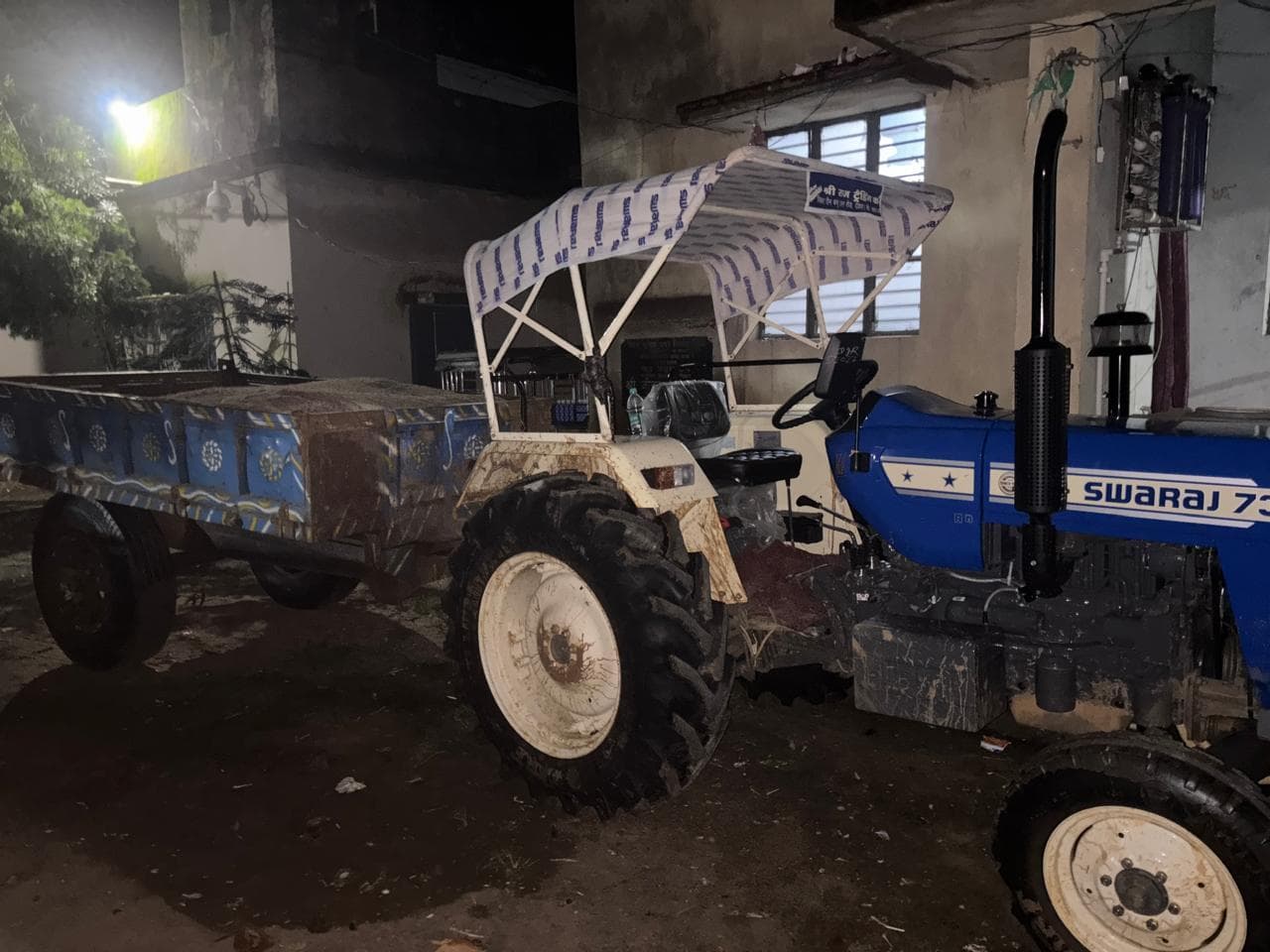 चांदन के गोपडीह घाट से बालू लदा ट्रैक्टर जब्त