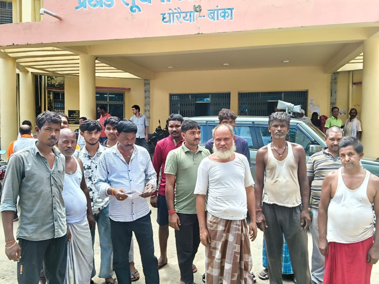 सड़क से अतिक्रमण हटाने के लिए सीओ से मिले ग्रामीण