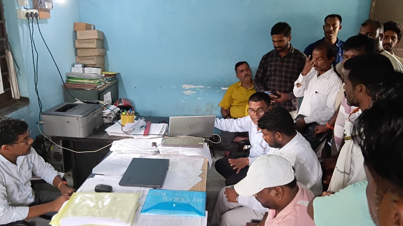 Bokaro News : बिजली व्यवस्था में सुधार को ले झामुमो नेता पहुंचे सबस्टेशन