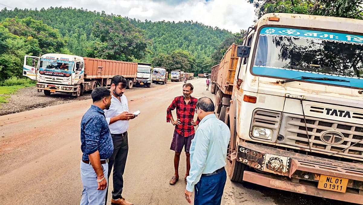 Seraikela Kharsawan News : गलत दिशा में खड़े वाहन चालकों से वसूला जुर्माना