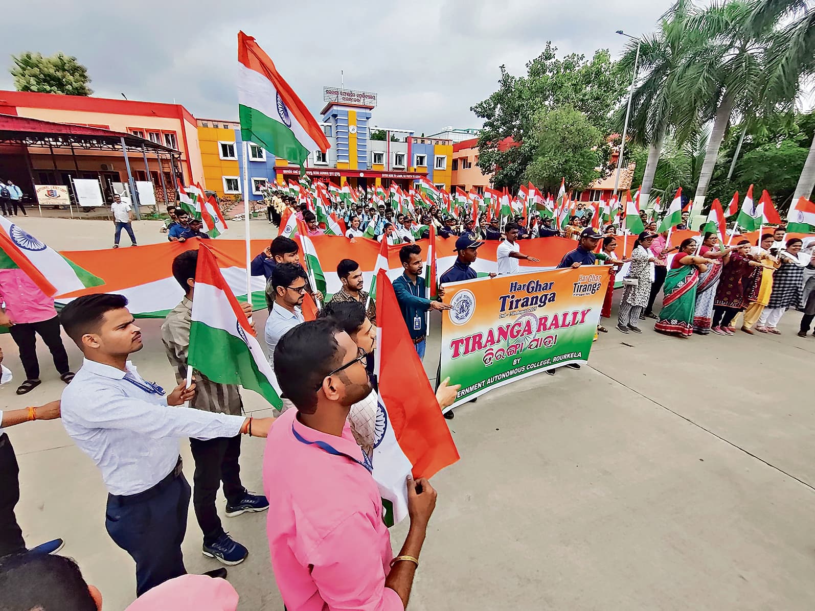 Rourkela News: सरकारी स्वायत्त महाविद्यालय ने निकाली तिरंगा यात्रा, 65 फीट लंबा तिरंगा बना आकर्षण का केंद्र