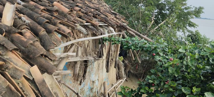 Bhagalpur news वार्ड 11 में भीषण कटाव, 12 घरों का आधा हिस्सा गंगा में विलीन
