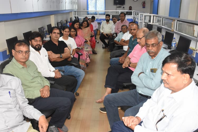 Dhanbad News : पुलिस- पब्लिक संवाद में बोले एसएसपी प्रभात कुमार- 12 करोड़ की लागत से धनबाद में बदलेगी ट्रैफिक व्यवस्था, लगेगा लाइट, सीसीटीवी कैमरा