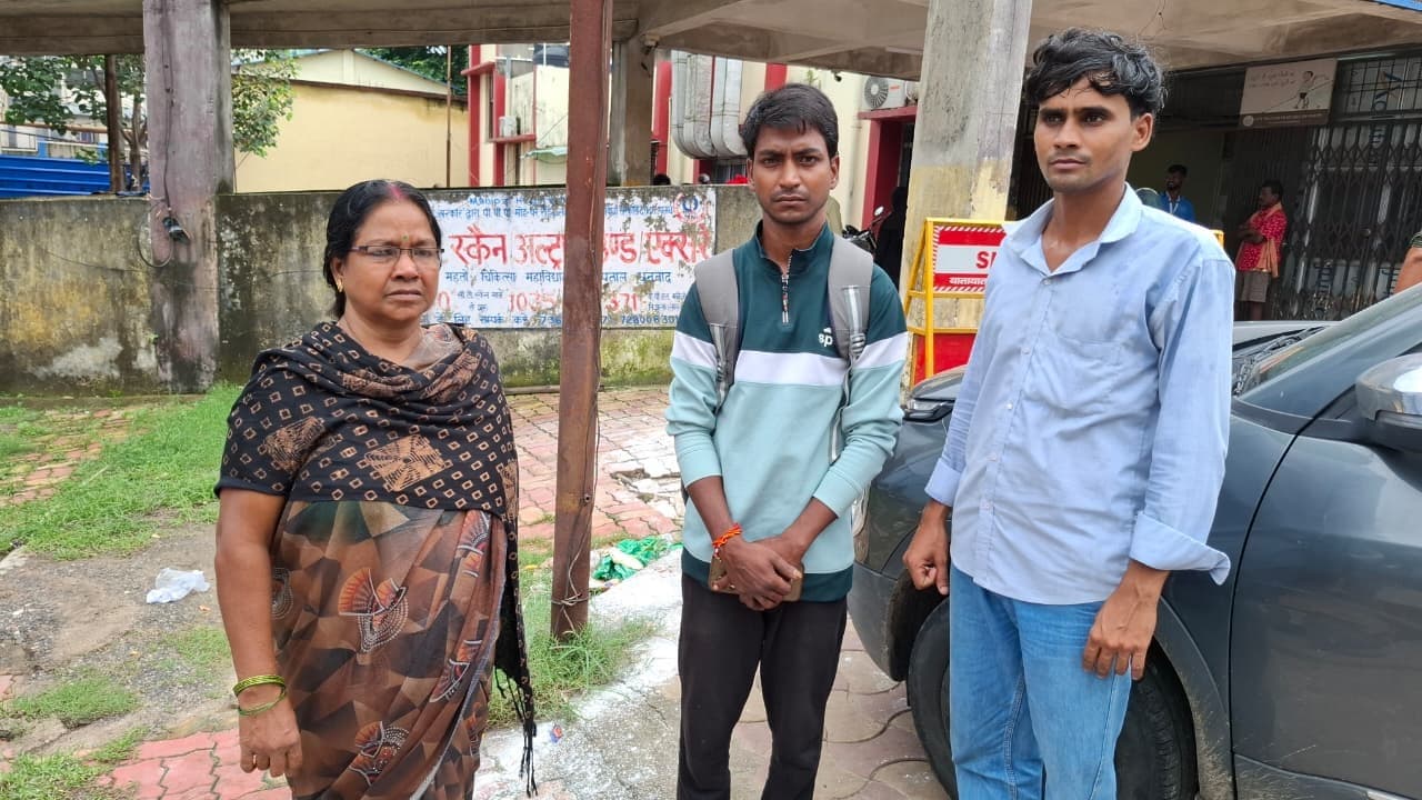 Dhanbad News : सात दिनों से लापता बेटी की तलाश में दर-दर भटक रहे परिजन, हर दिन एसएनएमएमसीएच पहुंच रहे मां-बेटा