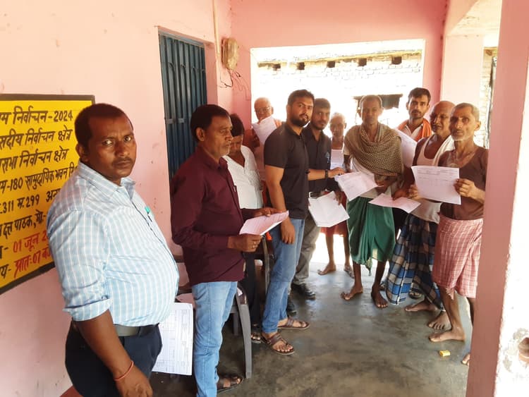 रैयतों के घर जाकर विकास मित्र देने लेगे पर्चा