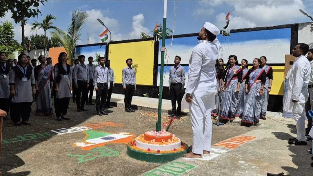 बीएड कॉलेज में प्राचार्य ने तिरंगे को दी सलामी