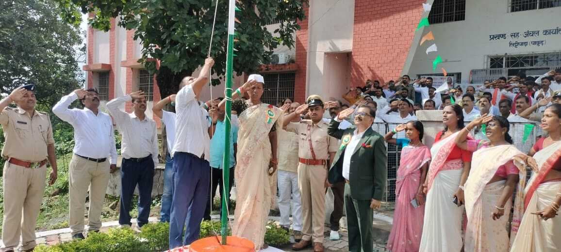 लिट्टीपाड़ा में विधायक हेमलाल मुर्मू ने किया झंडोत्तोलन