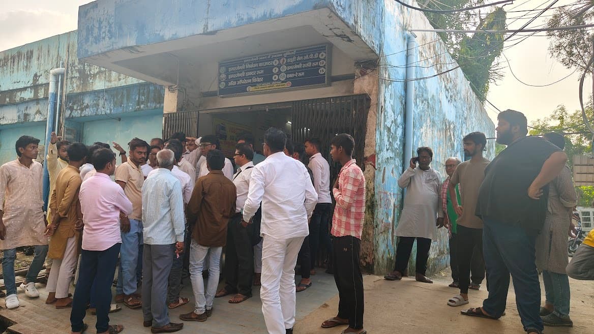 पुल में बहकर लापता हुए बच्चे को देखने जा रही महिला की दुर्घटना में मौत, पति घायल