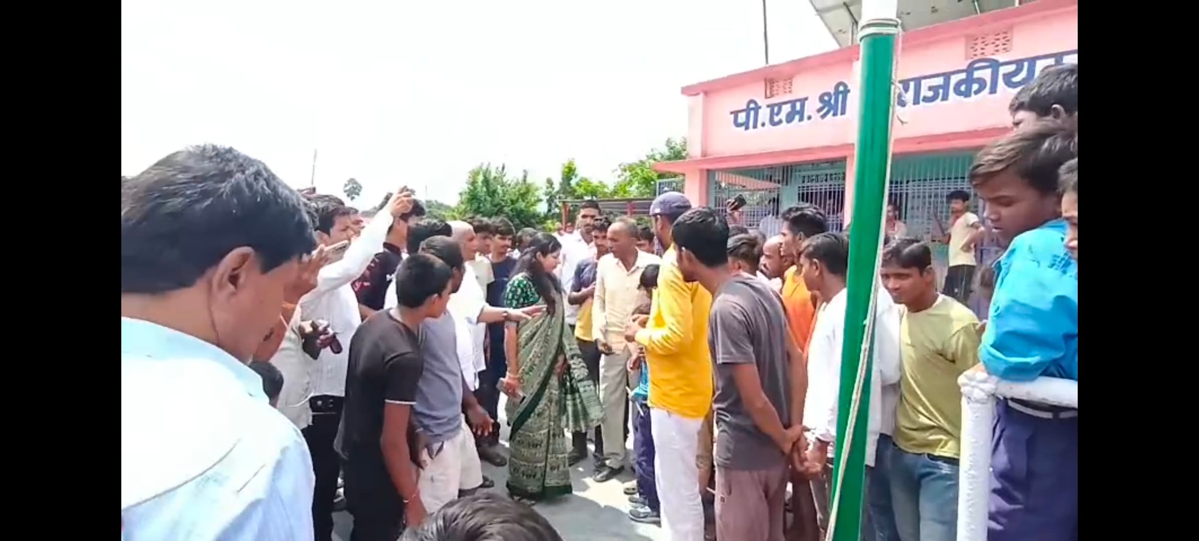 hajipur news. समय से पूर्व झंडोत्तोलन व जलेबी की जगह खुरमा बांटने पर हंगामा, बीडीओ ने एचएम से मांगा स्पष्टीकरण