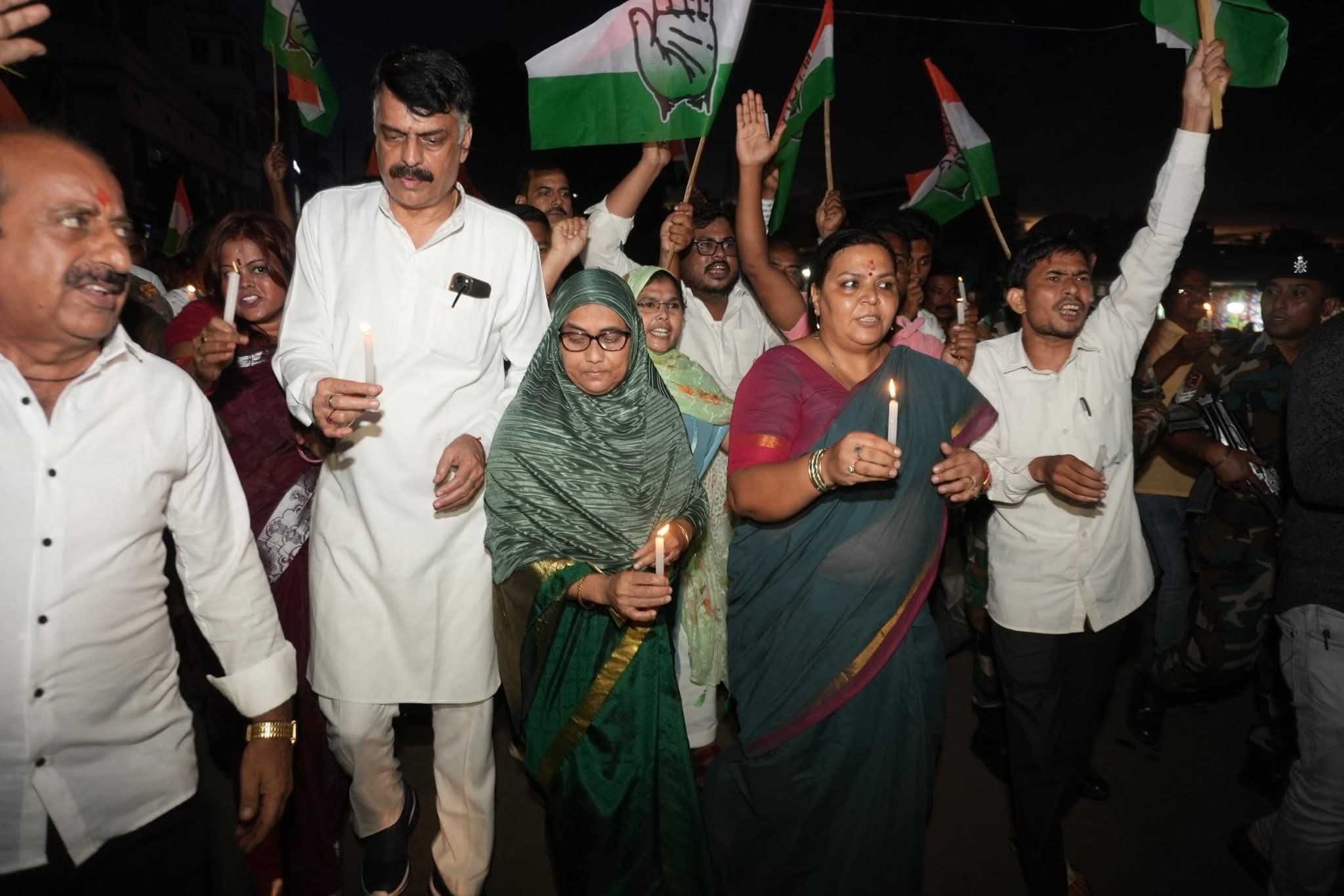 वोट चोरी के खिलाफ कांग्रेस ने निकाला कैंडल मार्च