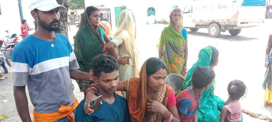 ट्रक की चपेट में आने से मां की हुई मौत, बेटा बाल- बाल बचे