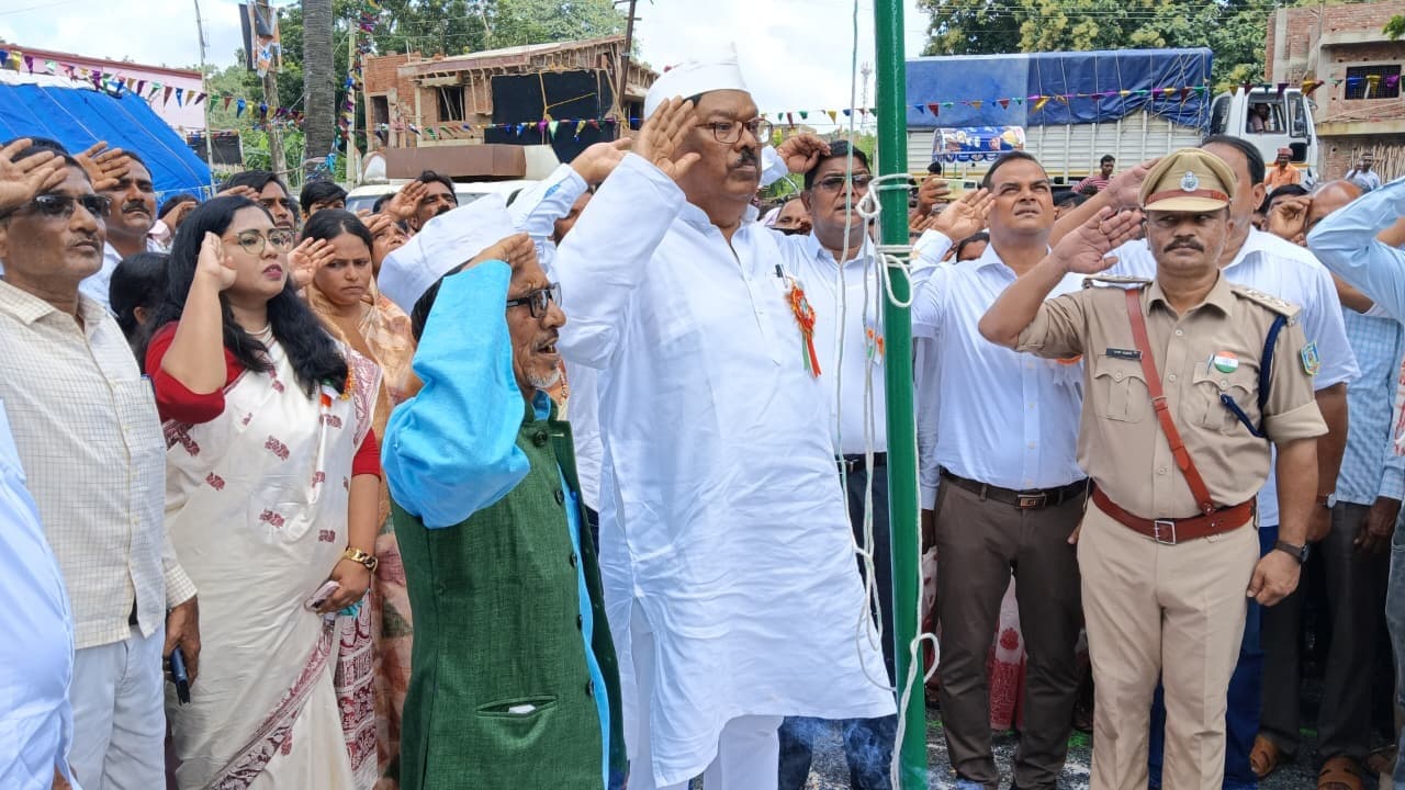 विधायक ने सीलपुर कॉलेज परिसर में किया ध्वजारोहण