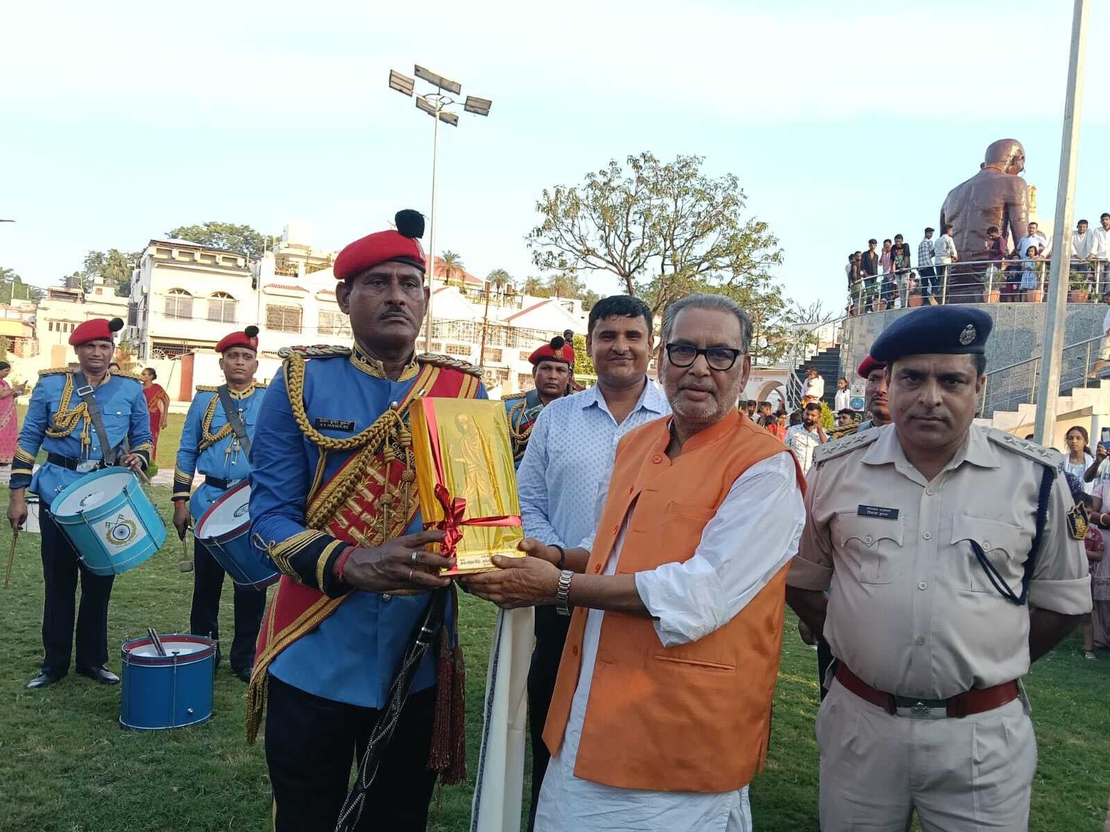 Motihari: सीआरपीएफ के पाइप बैंड ने गांधी संग्रहालय चरखा पार्क किया प्रदर्शन