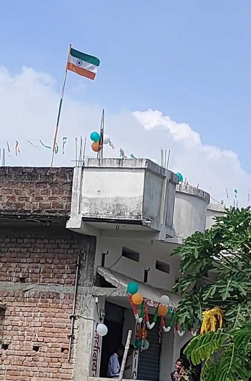 निजी विद्यालय में उल्टा झंडा फहराने पर ग्रामीणों में रोष
