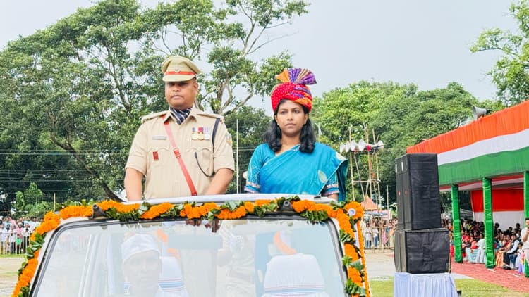 डीसी ने फहराया तिरंगा, जिला की योजनाओं की जानकारी दी