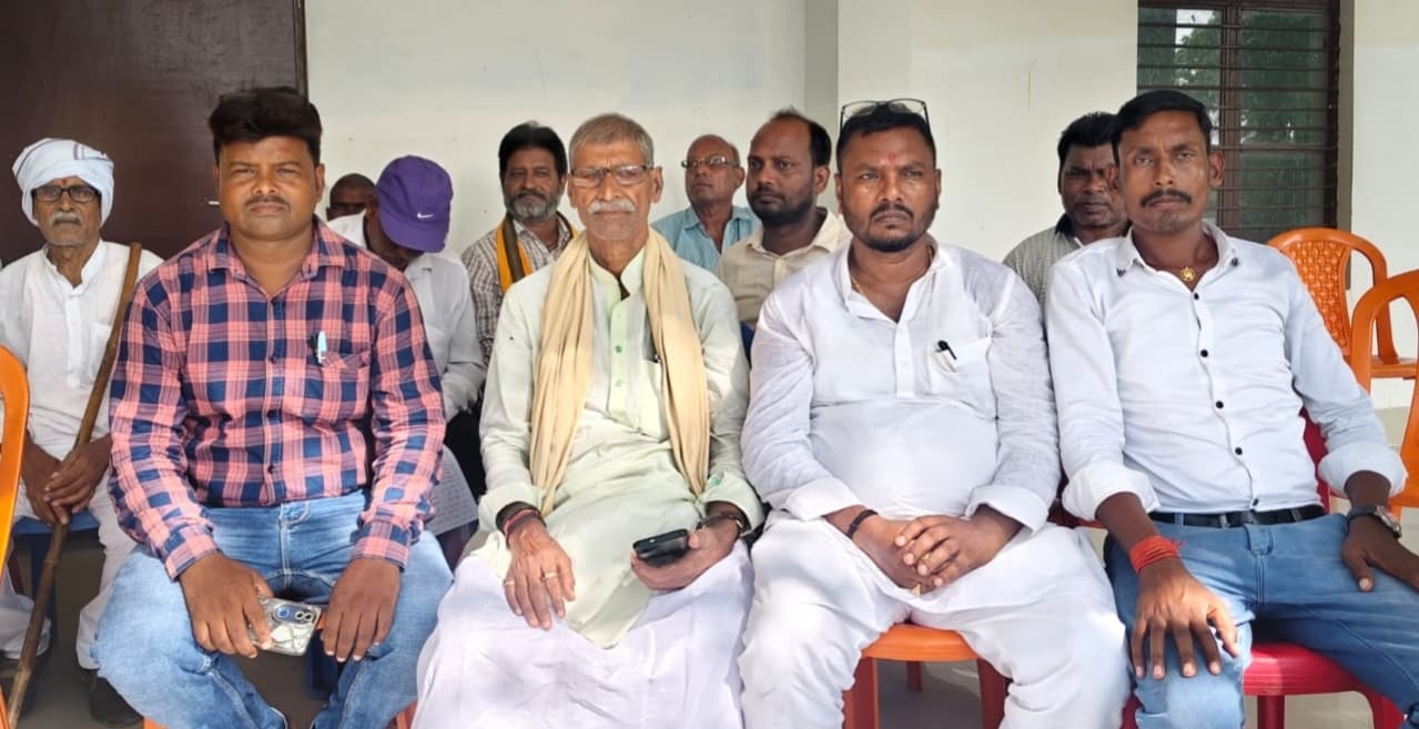 विस्थापित किसानों व मजदूरों की मांग शीघ्र पूरी करे सरकार व प्रशासन