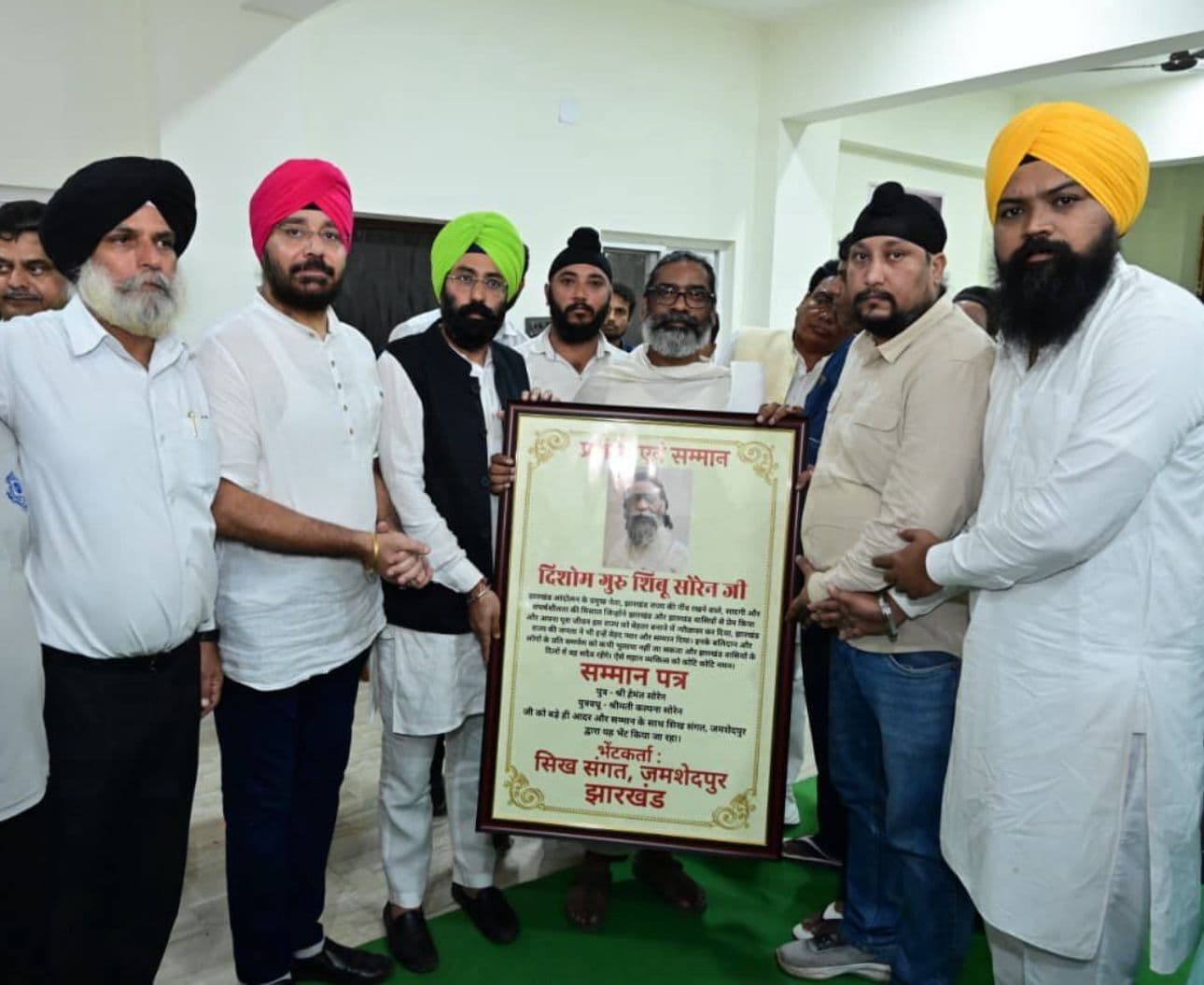 Jamshedpur news. शिबू सोरेन की देन को याद कर सिख समाज ने सौंपा मान पत्र