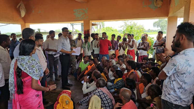 राजस्व महाअभियान शुरू, बांटा गया खतियान और प्रपत्र
