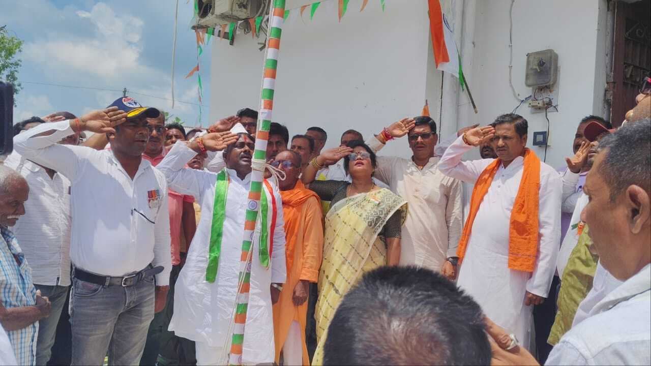 भाजपा नेता ने किया झंडोत्तोलन