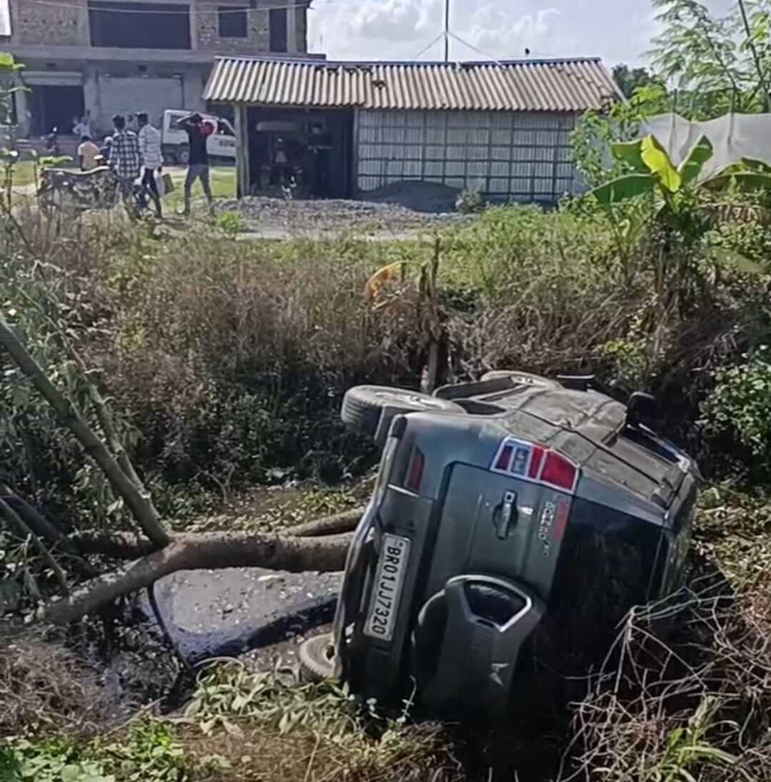 समेली बीडीओ का वाहन पेड़ से टकराकर गढ्ढे में पलटा, बीडीओ व चालक घायल