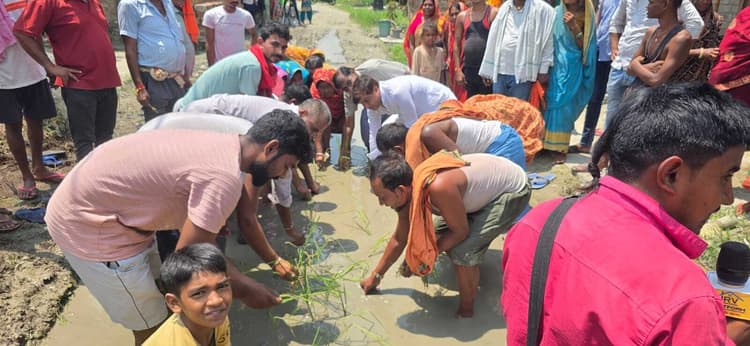 Samastipur News:सड़क पर धान रोपकर जताया विरोध