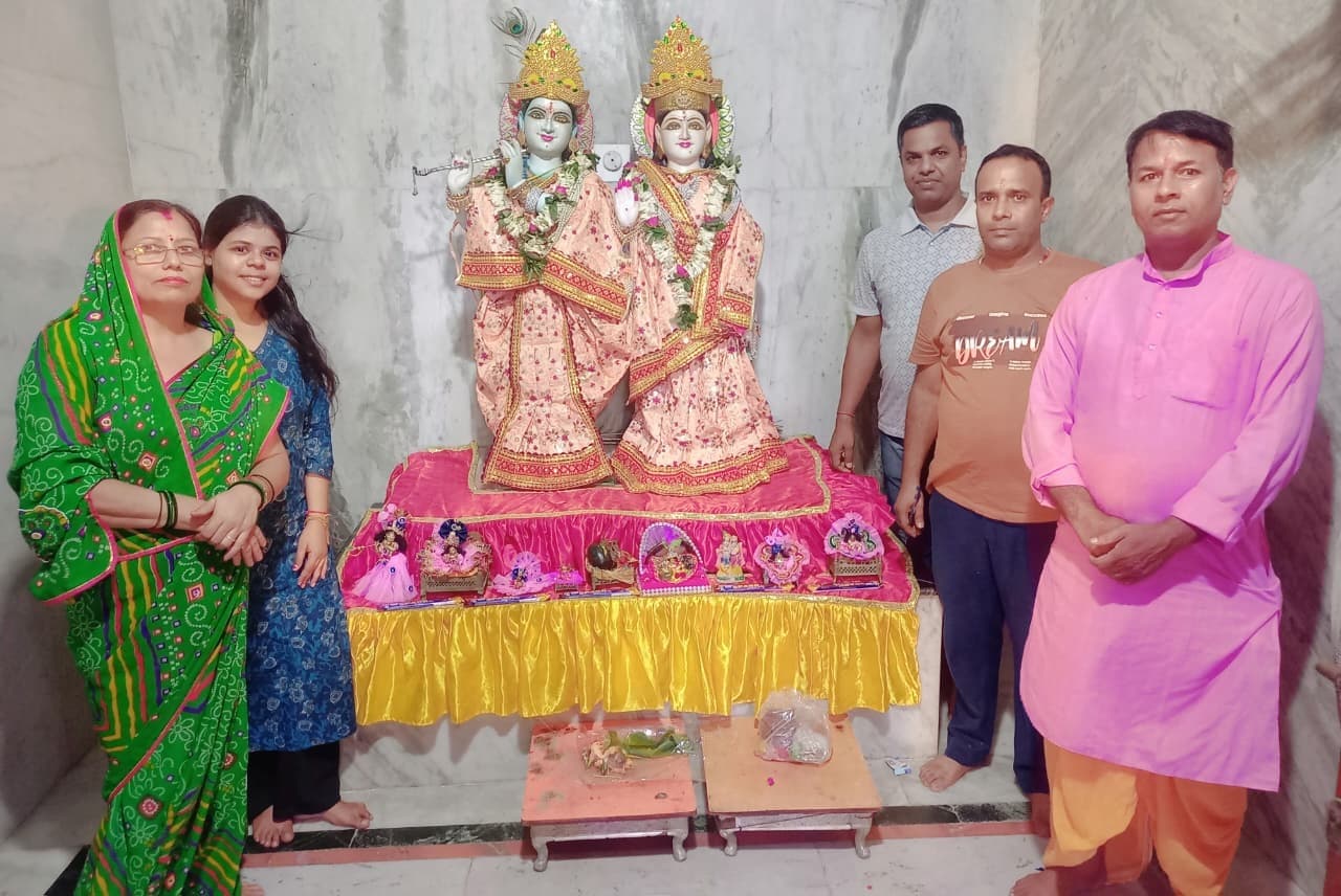 राधा कृष्ण मंदिर मनिहारी में कृष्ण जन्मोत्सव मनाया गया