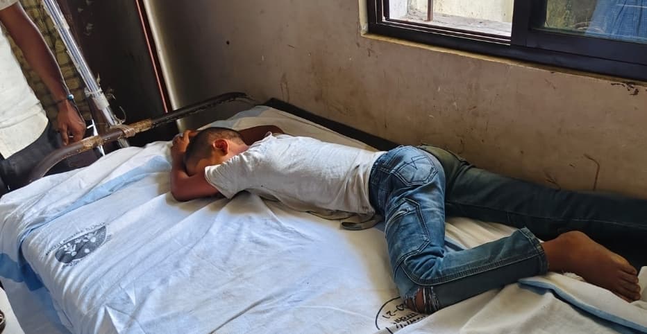 दो बच्चों में मामूली मारपीट, अभिवावक ने कक्षा में छात्र को पीटा