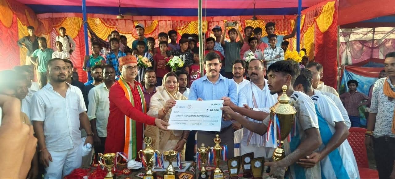 विजेता टीम गोगाबिल झील मनिहारी को डीएम ने किया सम्मानित