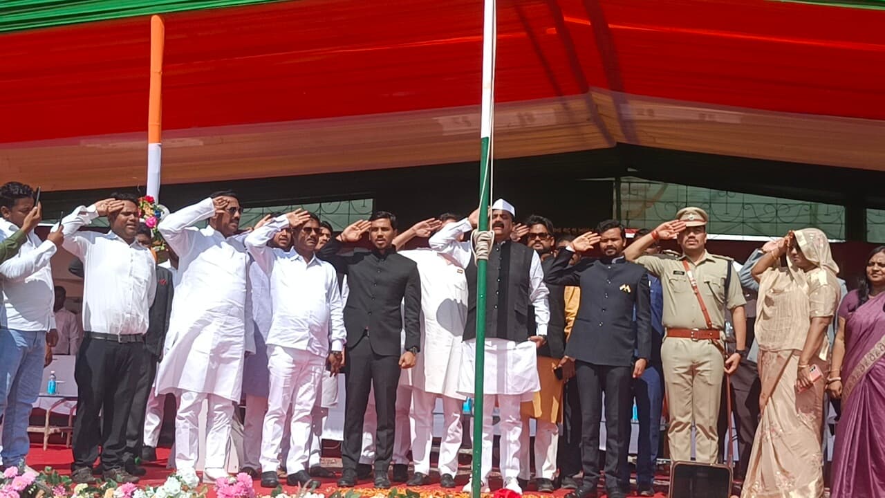 अशफाकउल्ला खां स्टेडियम में प्रभारी मंत्री ने किया झंडोत्तोलन