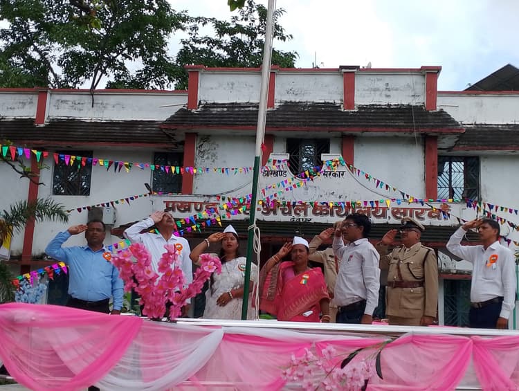 सारवां : आन-बान-शान से लहराया तिरंगा